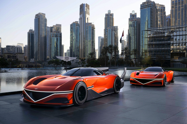 UAE 두바이 아르마니 호텔에서 4일(현지시간) 열린 '제네시스 모터스포츠 프리미어'에 전시된 제네시스 엑스 그란 레이서 콘셉트(왼쪽), 제네시스 엑스 그란 베를리네타 콘셉트. 제네시스 제공